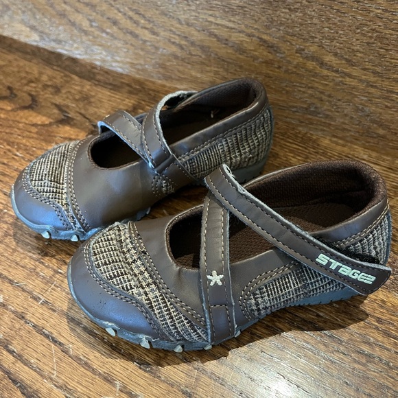 🔆Bundle of 7 Pairs of Size 6T Shoes - Picture 6 of 8